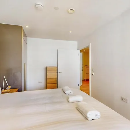 Chic 1 Bed Flat With Balcony Walking Distance To Tube * London