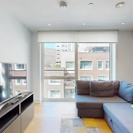 Chic 1 Bed Flat With Balcony Walking Distance To Tube Apartment *