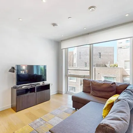 Chic 1 Bed Flat With Balcony Walking Distance To Tube London