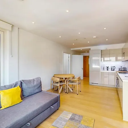 Chic 1 Bed Flat With Balcony Walking Distance To Tube London