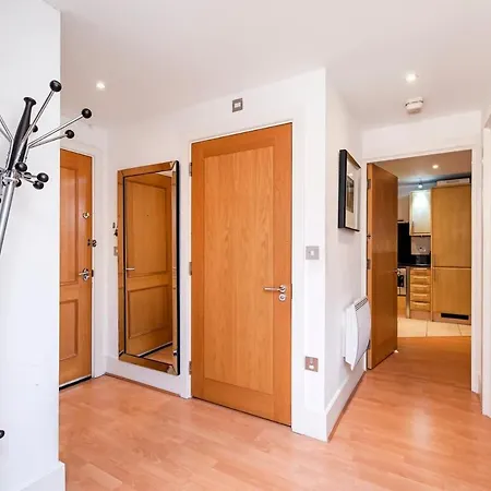 2 Bed With Large Terrace דירה *