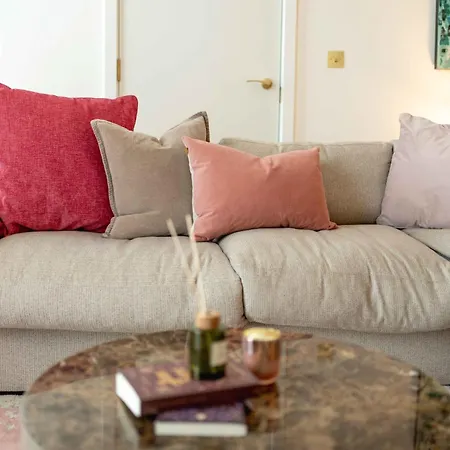 Kings Cross Canal View Apartment London