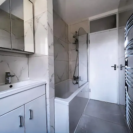 Peckham Sleeps 6 *
