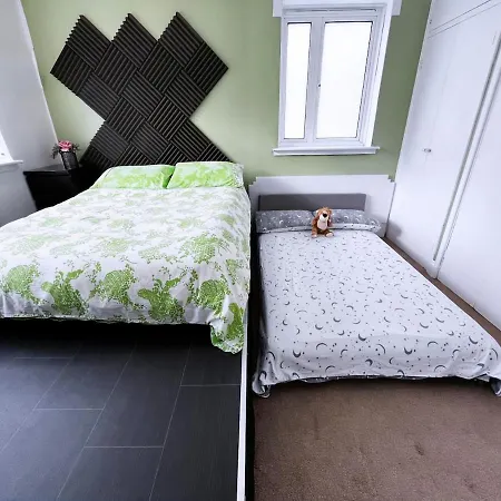 Peckham Sleeps 6 *
