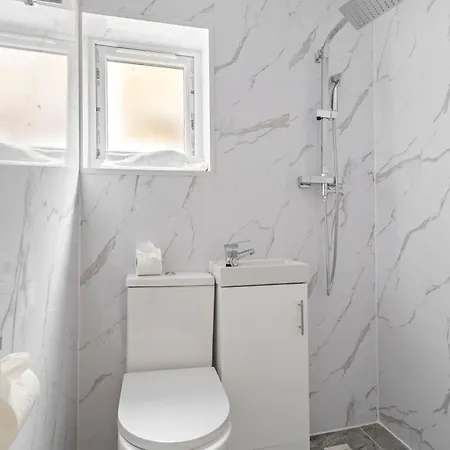Modern 4 Bed In East Ham Perfect For Business & Contractors Sleeps 8