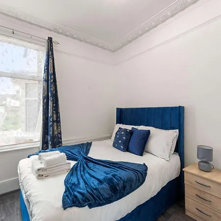 Modern 4 Bed In East Ham Perfect For Business & Contractors Sleeps 8