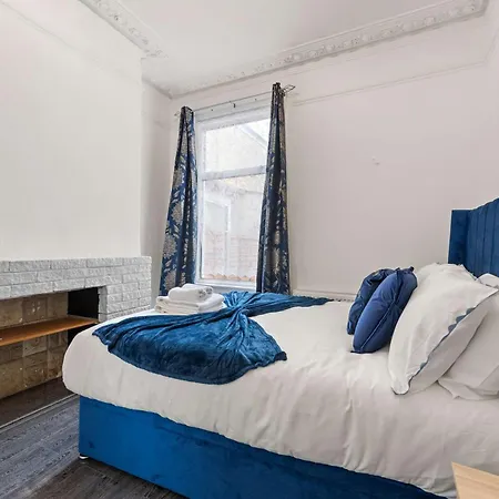 Holiday home Modern 4 Bed In East Ham Perfect For Business & Contractors Sleeps 8 London