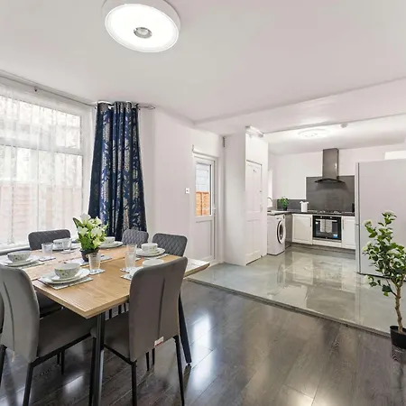 Holiday home Modern 4 Bed In East Ham Perfect For Business & Contractors Sleeps 8
