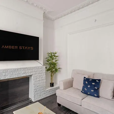 Holiday home Modern 4 Bed In East Ham Perfect For Business & Contractors Sleeps 8 *