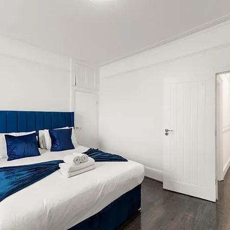 Modern 4 Bed In East Ham Perfect For Business & Contractors Sleeps 8 Holiday home *