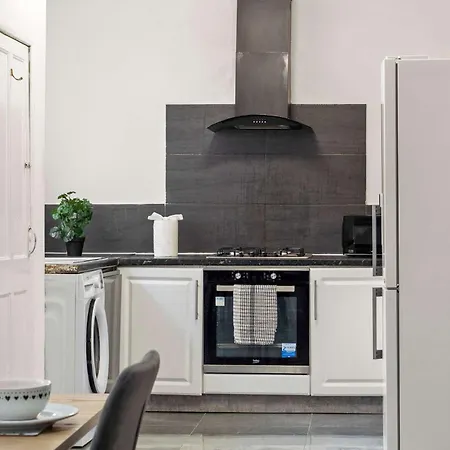 Modern 4 Bed In East Ham Perfect For Business & Contractors Sleeps 8 * London