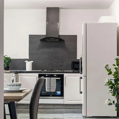 Modern 4 Bed In East Ham Perfect For Business & Contractors Sleeps 8 Holiday home *