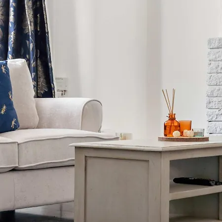 Modern 4 Bed In East Ham Perfect For Business & Contractors Sleeps 8 *