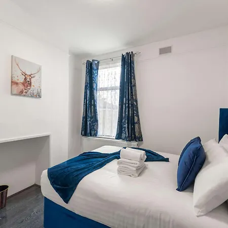 Modern 4 Bed In East Ham Perfect For Business & Contractors Sleeps 8 * London
