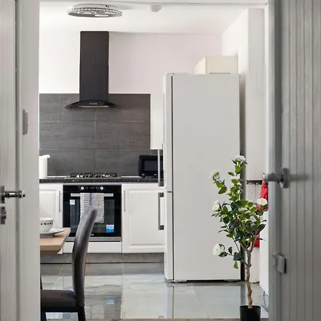 Holiday home Modern 4 Bed In East Ham Perfect For Business & Contractors Sleeps 8 *