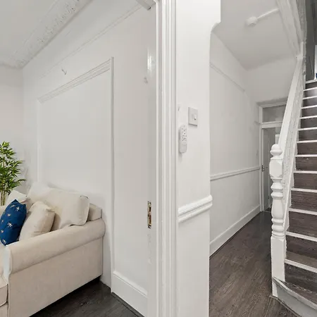 Modern 4 Bed In East Ham Perfect For Business & Contractors Sleeps 8 *