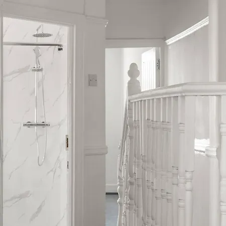 Modern 4 Bed In East Ham Perfect For Business & Contractors Sleeps 8 Holiday home