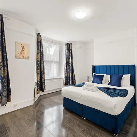 Holiday home Modern 4 Bed In East Ham Perfect For Business & Contractors Sleeps 8