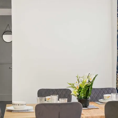 Holiday home Modern 4 Bed In East Ham Perfect For Business & Contractors Sleeps 8 *