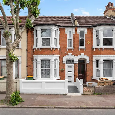 Modern 4 Bed In East Ham Perfect For Business & Contractors Sleeps 8 London