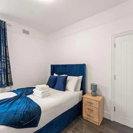 Modern 4 Bed In East Ham Perfect For Business & Contractors Sleeps 8