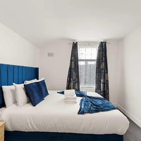 Modern 4 Bed In East Ham Perfect For Business & Contractors Sleeps 8 Holiday home *
