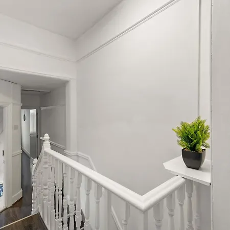 Holiday home Modern 4 Bed In East Ham Perfect For Business & Contractors Sleeps 8 London