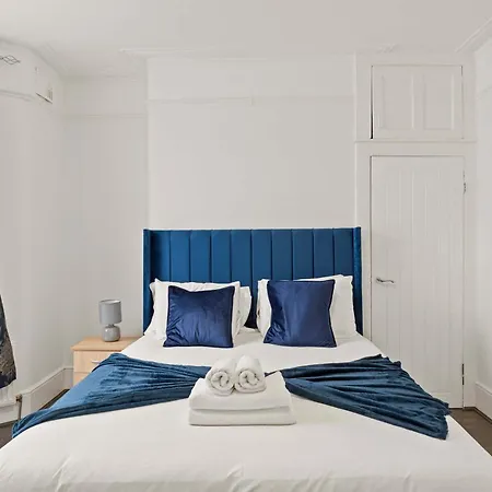 Holiday home Modern 4 Bed In East Ham Perfect For Business & Contractors Sleeps 8 *