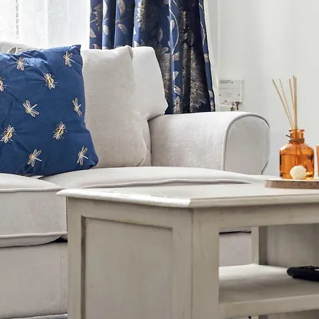 Modern 4 Bed In East Ham Perfect For Business & Contractors Sleeps 8 Holiday home