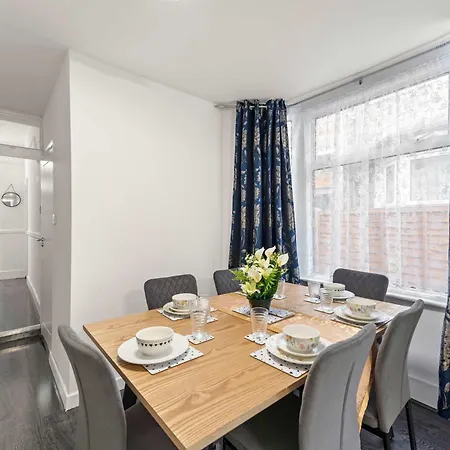Modern 4 Bed In East Ham Perfect For Business & Contractors Sleeps 8 Holiday home *