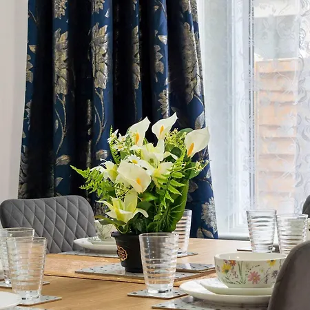 Modern 4 Bed In East Ham Perfect For Business & Contractors Sleeps 8
