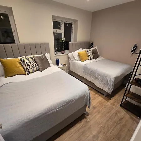 Kew View 2br Sleeps 9, Walk To Tube & Sights Richmond (Greater London)