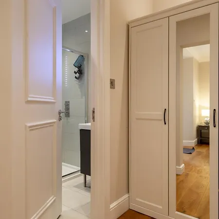 Luxury 3bd 3bth Knightsbridge, South Kensington Apartment London