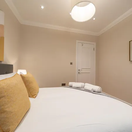 Luxury 3bd 3bth Knightsbridge, South Kensington Apartment