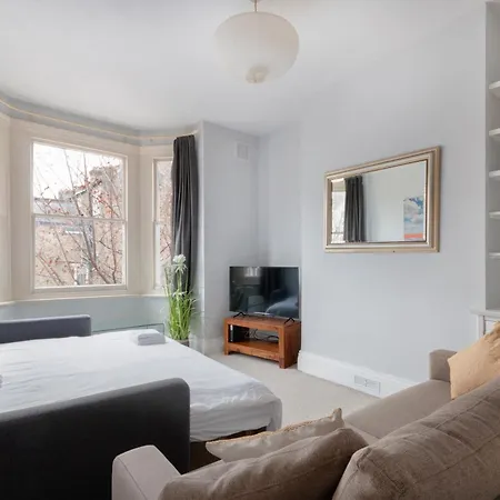 1 Bed Clapham Junction Apartment *