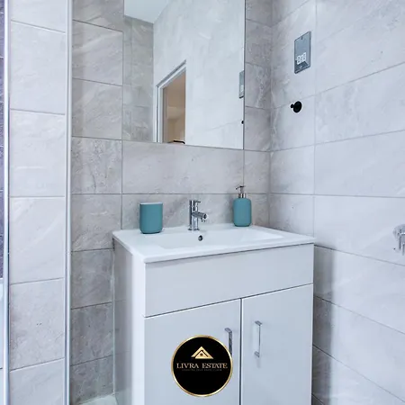 Stylish 1 Bed By Livra Estate Short Lets & Serviced With Free Parking サットン