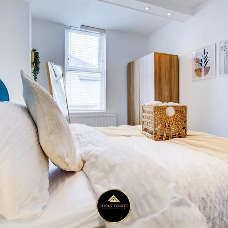 Stylish 1 Bed By Livra Estate Short Lets & Serviced With Free Parking *