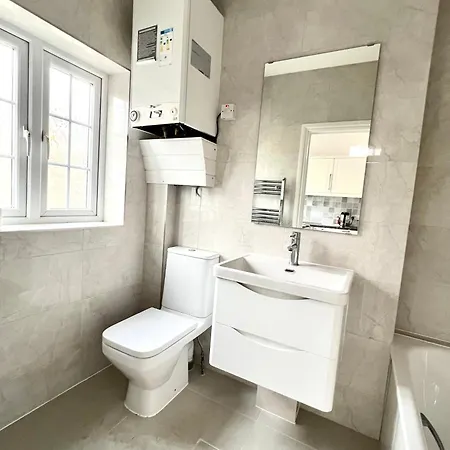 Luxury In Prime Location Steps From Woodgreen * 伦敦