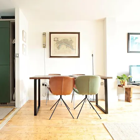 Tower Bridge - Stunning 2 Bed Ensuite Flat *
