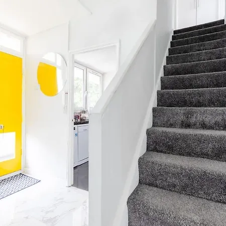 Cosy 3 Bed Flat Near London's Highlights Ferienhaus London
