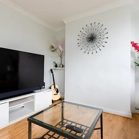 Cosy 3 Bed Flat Near London's Highlights Ferienhaus