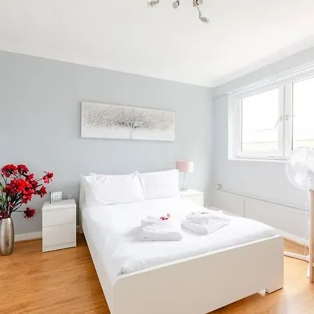 Cosy 3 Bed Flat Near London's Highlights