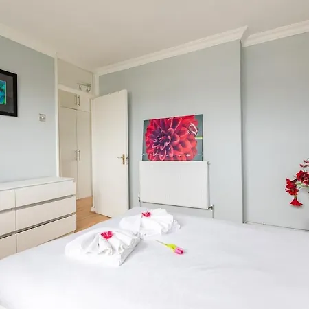 Cosy 3 Bed Flat Near London's Highlights *