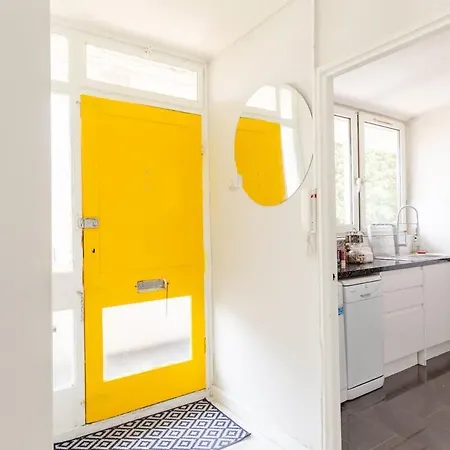 Cosy 3 Bed Flat Near London's Highlights