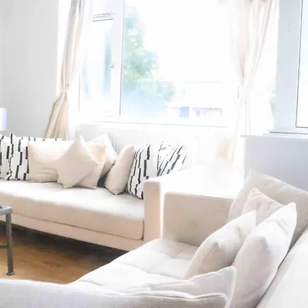 Cosy 3 Bed Flat Near London's Highlights