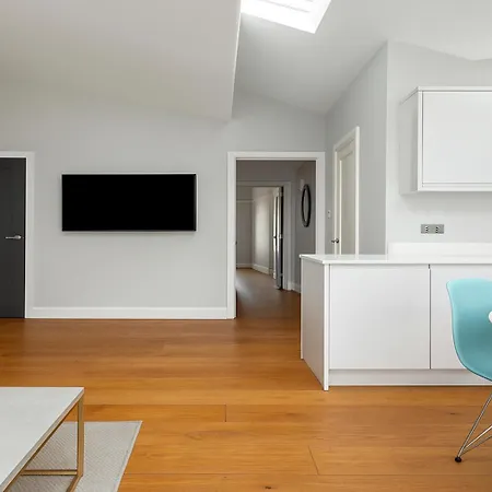 2 Bed Flat Near Portobello *