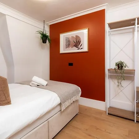 Hyde Park Designer Serviced With A/c