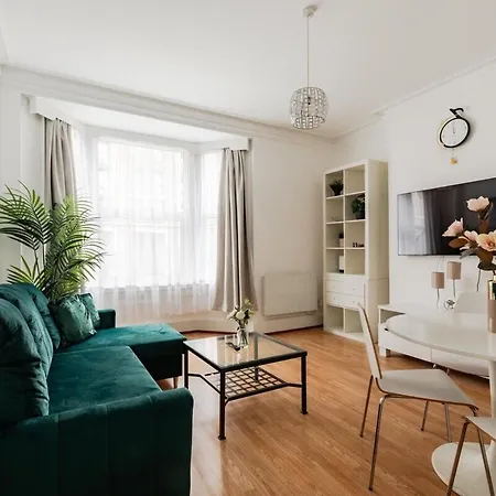 Hyde Park Designer Serviced With A/c Apartment *