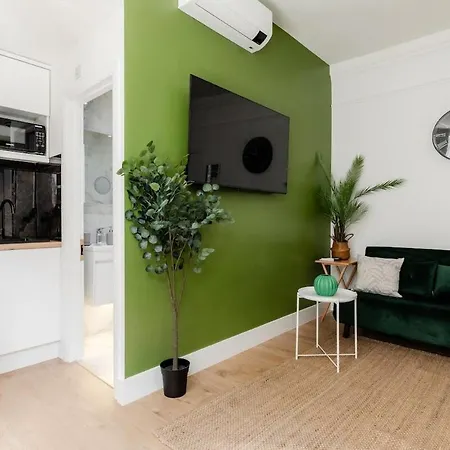 Hyde Park Designer Serviced With A/c *