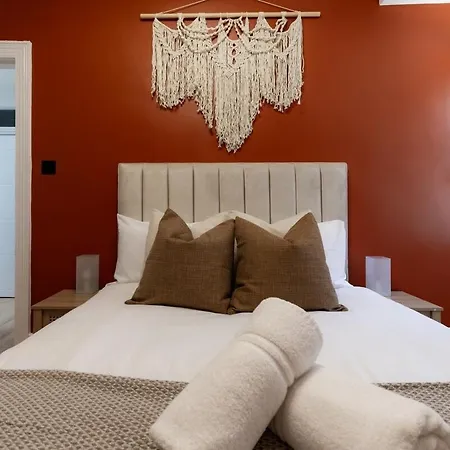 Hyde Park Designer Serviced With A/c